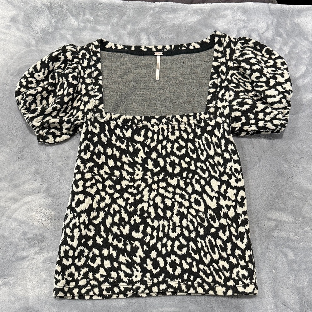 Leopard Print Puff Sleeve Top